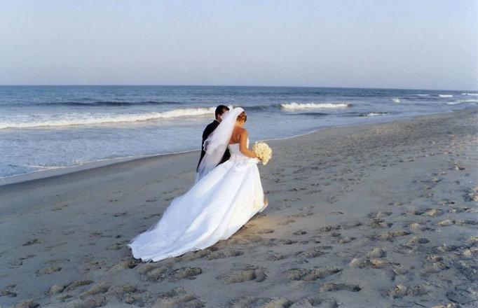 honeymoon-couple-walking-beach