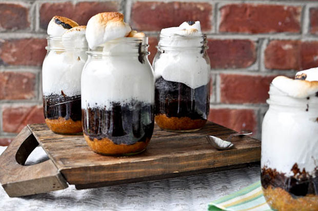 warm favor ideas for winter weddings | s'mores cake in a jar
